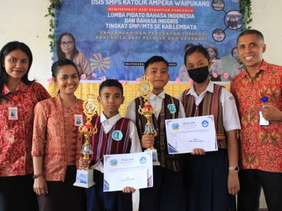 Peserta Juara I Lomba Pidato Bahasa Indonesia dan Bahasa Inggris Bersama Pendamping