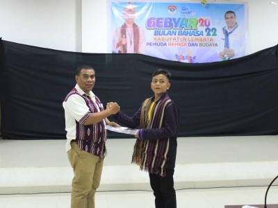 Penyerahan Piagam Penghargaan Kepada Perwakilan Juara I Lomba Paduan Suara