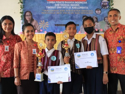 Peserta Juara I Lomba Pidato Bahasa Indonesia dan Bahasa Inggris Bersama Pendamping