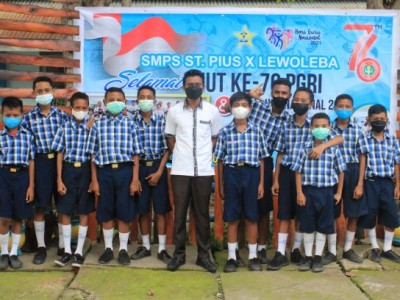 Pak Marsel bersama Siswa