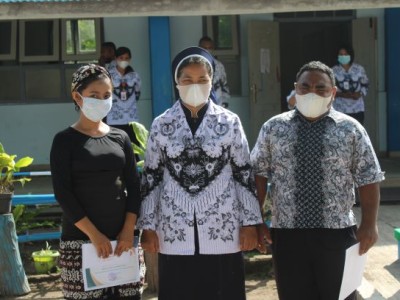 Suster Kepala Sekolah bersama Pak Lansko dan Ibu Inang