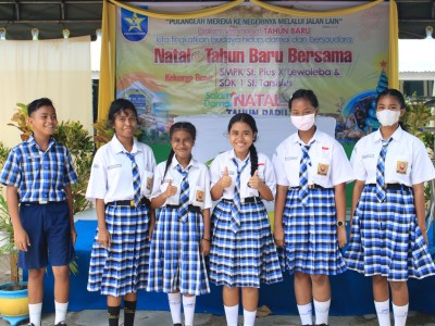 PENYERAHAN UANG PEMBINAAN KEPADA PESERTA LOMBA YEL-YEL