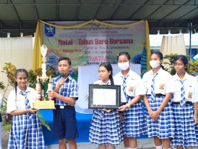 Penyerahan Piagam Penghargaan Lomba yel-yel PERPUNAS