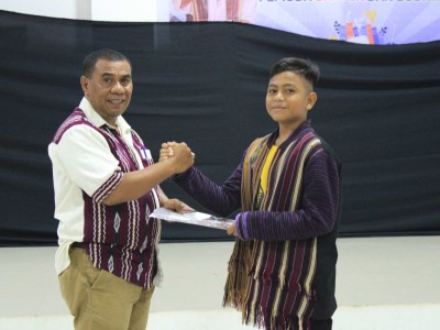 Penyerahan Piagam Penghargaan Kepada Perwakilan Juara I Lomba Paduan Suara