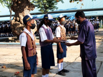 PENYERAHAN PIAGAM PENGHARGAAN KEPADA 3 SISWA JUARA LOMBA OSN, OLEH WAKIL KEPALA SEKOLAH KESISWAAN