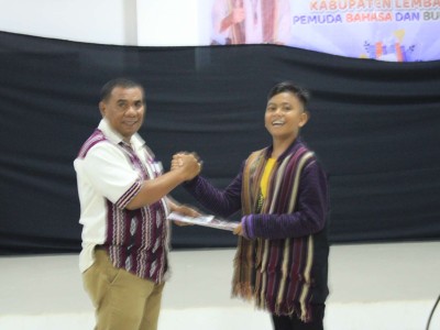 Penyerahan Piagam Penghargaan Kepada Perwakilan Juara I Lomba Paduan Suara