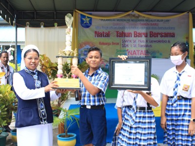 Penyerahan Piagam Penghargaan Lomba yel-yel PERPUNAS