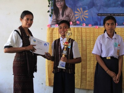 Peserta Juara I Lomba Pidato Bahasa Indonesia Menerima Piala dan Piagam Menghargaan