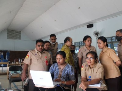 DISKUSI KELOMPOK KELAS 8 BERSAMA PAK SUDAYAT PEMATERI DARI PT ERLANGGA