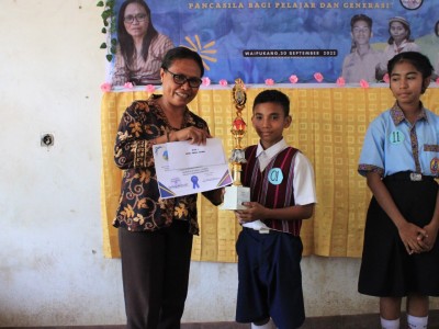 Peserta Juara I Lomba Pidato Bahasa Inggris Menerima Piala dan Piagam Menghargaan